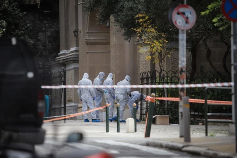Παραμένει άφαντος ο Αρχιεπίσκοπος – Περίεργη σιγή ιχθύος και από τα μίντια της τρομοαναρχίας για το χτύπημα στον Άγιο Διονύσιο